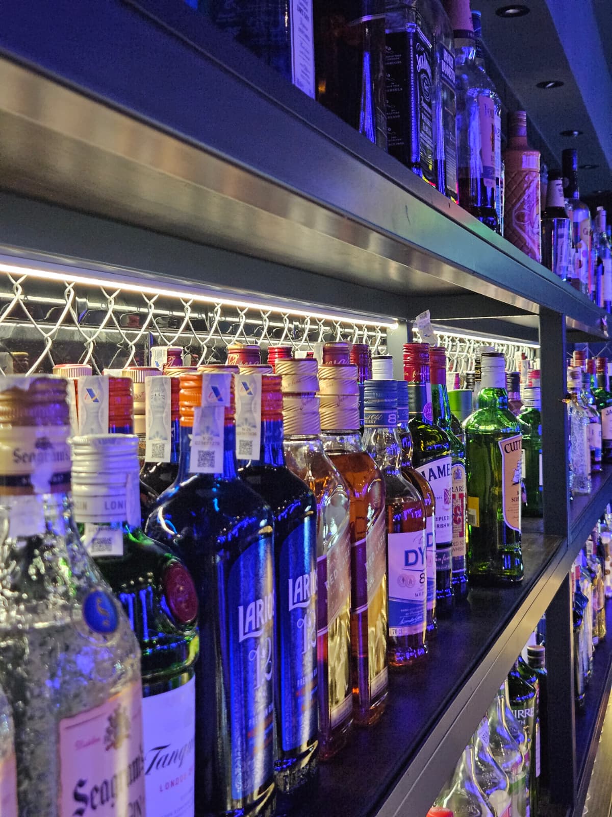 Estantería de botellas tras la barra